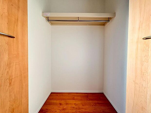 クローゼットには棚やハンガーパイプが付いており、スーツや上着などがスッキリ収納可能です。