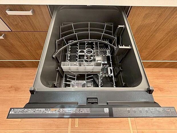 食器洗浄乾燥機　食器の後片付けに便利な食器洗浄乾燥機を標準装備。ビルトインタイプなので見た目もスッキリ、特に共働き世帯のご家族には必須品です。