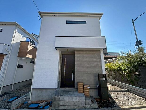 主張し過ぎないシャープなフォルムで佇む邸宅は、完成形の姿を見せてくれます。実際の日当たりや現地の雰囲気もご確認くださいませ。