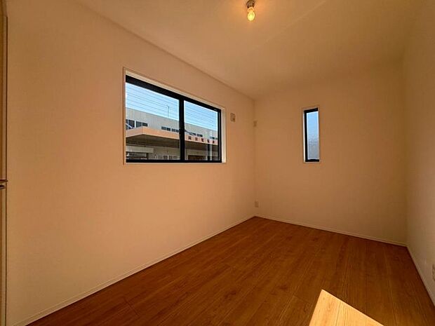 家族個々の安らぎの空間。誰もが好みで飾れるシンプルな室内に仕上げてあります。