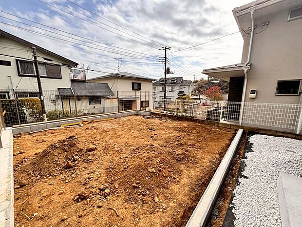 広いお庭で植栽やガーデニングなど、いろいろとお楽しみ頂けます。（2026.1.20撮影）