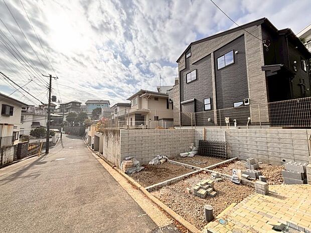 前面道路は約6.5ｍございますので、毎日のお車の出し入れもストレスなく行えます。（2026.1.20撮影）