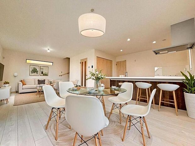 リビング（配置してある家具はCGによるイメージです）時代が経っても変わらない居住性の高さと、いつまでも色褪せず住む毎に親しみ深くなるデザイン。