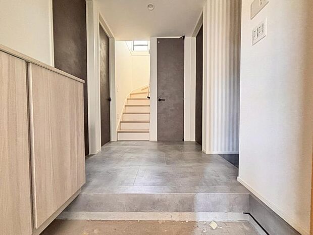 清潔感のある空間を保てるよう、収納スペースを広く設けていますので、玄関をスッキリ綺麗な空間に纏めます。