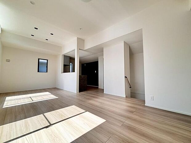 くつろげるリビングは話に夢中になりすぎて、ついつい時間を忘れてしまう。そんな束の間の幸せを感じさせてくれる場所です。