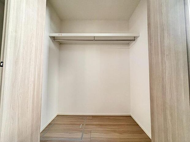 クローゼットには棚やハンガーパイプが付いており、スーツや上着などがスッキリ収納可能です。