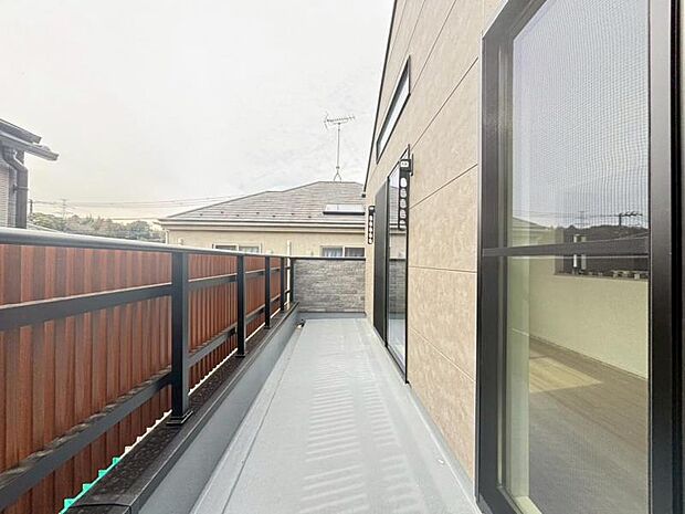 使い易いバルコニー。やわらかな陽射し・心地よい風。どこまでも広がる空の下、限りない開放感を味わえる空間です。