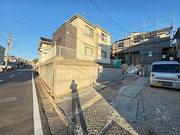 ご両親や友人・知人が訪ねてきても大丈夫。駐車スペース2台分（車種による）を確保してあります。（2026.2.3撮影）