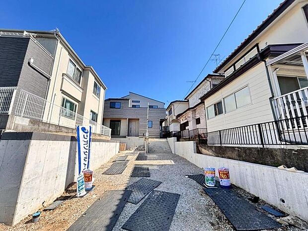 ご両親や友人・知人が訪ねてきても大丈夫。駐車スペース2台分(車種による)を確保してあります。