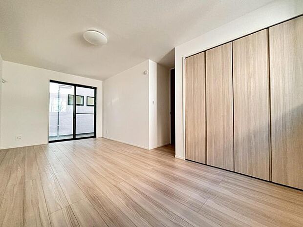 広々した納戸は、充分な収納スペースを確保しており、多目的にお使いいただける便利な空間です。(2026.2.20撮影)