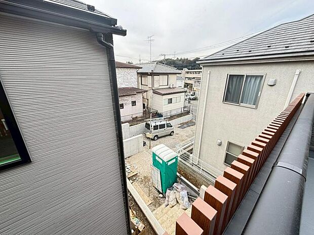 風の通り道。舞い込んでくる風が優しく躍り、室内に爽やかな空気を運んでくる。そこに季節の息吹を感じて、いまがどんな季節なのかを実感する。