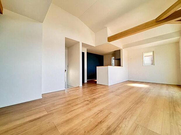 くつろげるリビングは話に夢中になりすぎて、ついつい時間を忘れてしまう。そんな束の間の幸せを感じさせてくれる場所です。