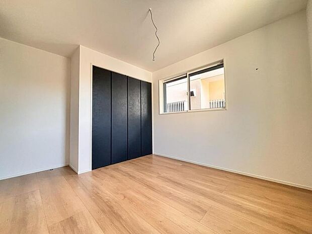 日々の疲れを癒してくれる主寝室。自由度が高いので家具のレイアウトでお好みの空間を創りだせます。