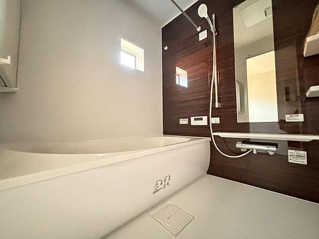 1日の疲れを癒してくれる広々とした浴室は癒しの空間。雨のお洗濯に威力を発揮する「浴室換気乾燥機」完備。