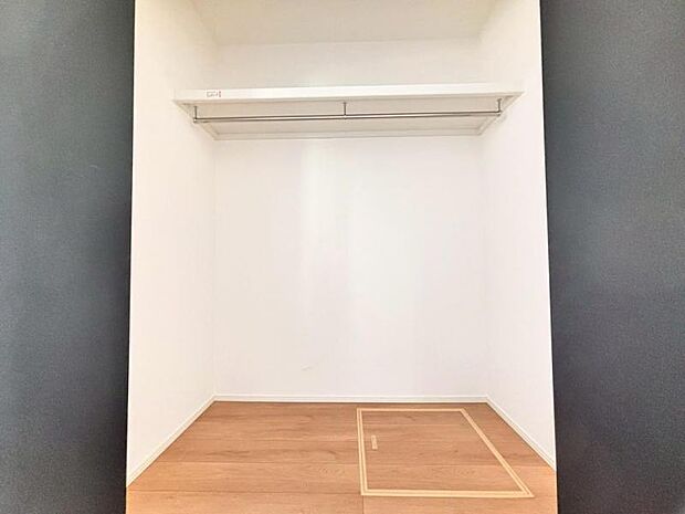 クローゼットには棚やハンガーパイプが付いており、スーツや上着などがスッキリ収納可能です。