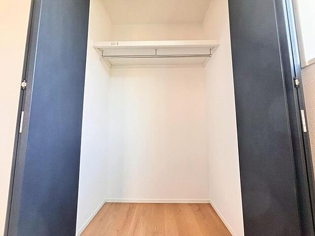 各居室にクローゼットがあり、洋服ダンスなどを置く必要がないのでお部屋を広く使えます。