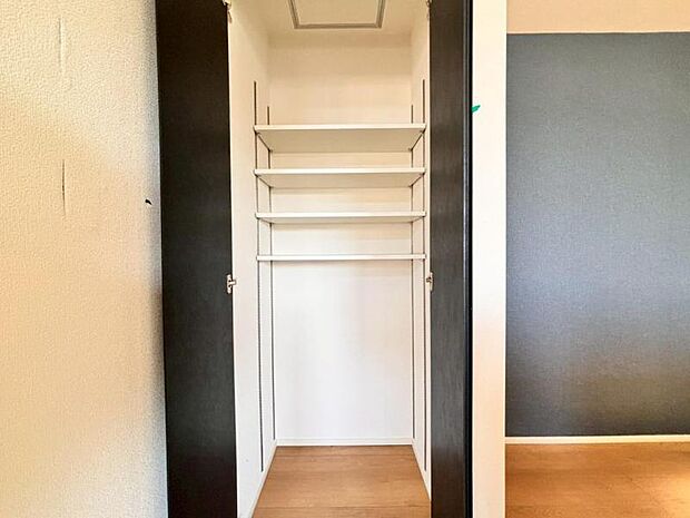 キッチンに隣接している収納スペース。食品や飲料のほか、日常使う頻度の少ない調理器具や什器類をストックできます。