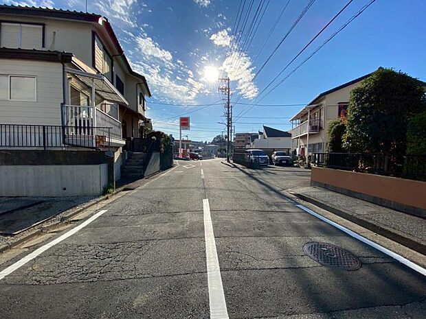 前面道路は約8ｍございます。毎日のお車の出し入れもストレスなく行えます。（2025.11.21撮影）