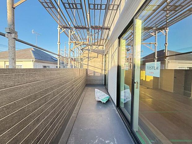 使い易いバルコニー。やわらかな陽射し・心地よい風。どこまでも広がる空の下、限りない開放感を味わえる空間です。（2026.2.3撮影）