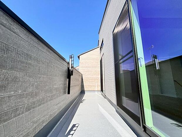 使い易いバルコニー。やわらかな陽射し・心地よい風。どこまでも広がる空の下、限りない開放感を味わえる空間です。