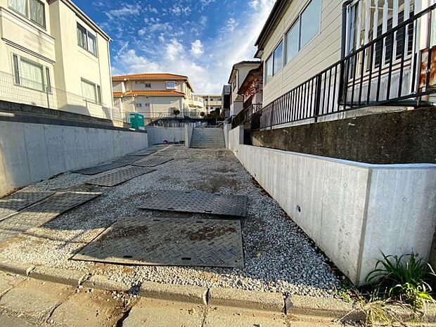 ご両親や友人・知人が訪ねてきても大丈夫。駐車スペース2台分（車種による）を確保してあります。（2025.11.21撮影）