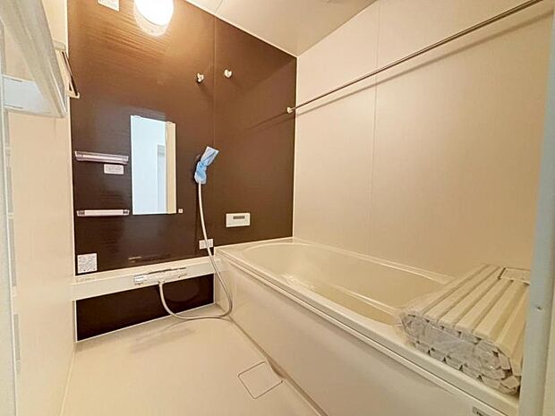 1日の疲れを癒してくれる広々とした浴室は癒しの空間。雨のお洗濯に威力を発揮する「浴室換気乾燥機」完備。（2025.8.31撮影）