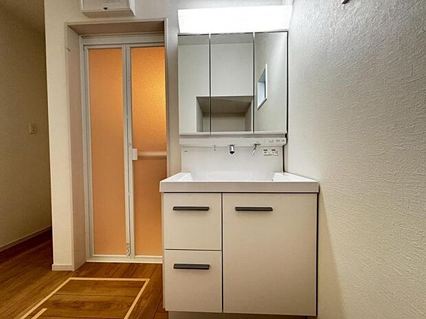 三面鏡の付いた洗面化粧台は、鏡面裏側にも機能的な収納を配置。普段使いの洗面小物やスキンケア用品などが衛生的に保管できます。（2025.8.31撮影）