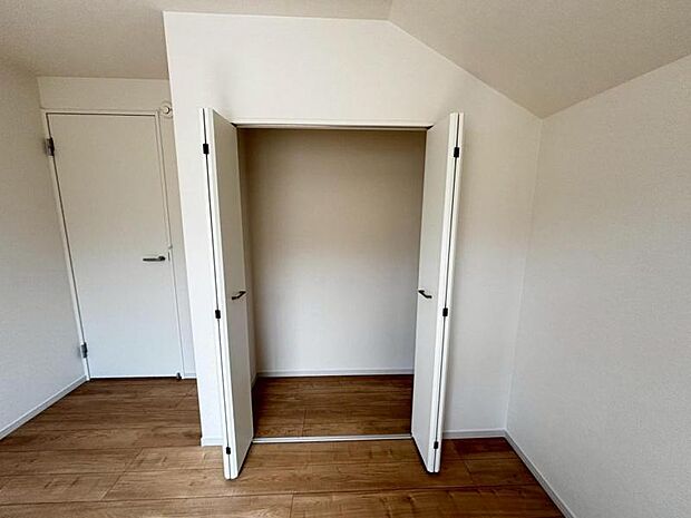 普段使わない季節用品やトランクなど、大きなものもラクラク収納できます。（2025.8.31撮影）