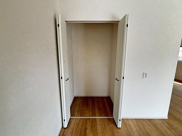 空間を効率的に利用し収納スペースを確保。多目的にお使いいただける便利な空間です。（2025.8.31撮影）