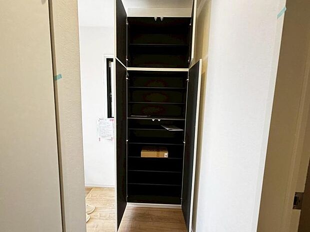 シューズボックスにはご家族みんなの靴をたっぷりの収納できます。（2025.8.31撮影）