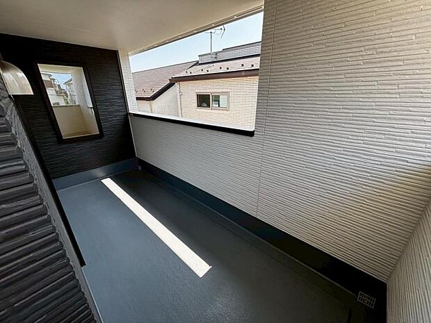 開放感のあるインナーバルコニー。気持ち良い晴天の日は、まったりしたひと時をお過ごし下さいませ。（2025.8.31撮影）