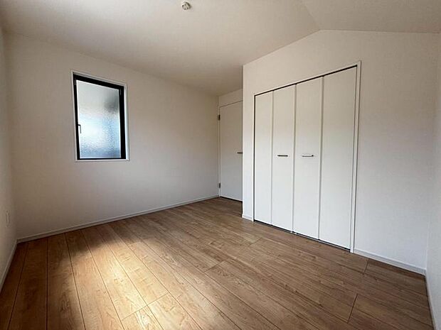 過ぎ行く時間をゆったりと感じることができる落ち着いたお部屋。リビングで楽しく過ごした後はプライベートな時間を満喫できます。（2025.8.31撮影）