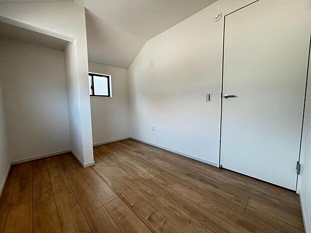 家族個々の安らぎの空間。誰もが好みで飾れるシンプルな室内に仕上げてあります。（2025.8.31撮影）