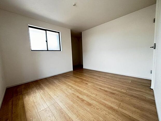 日々の疲れを癒してくれる主寝室。自由度が高いので家具のレイアウトでお好みの空間を創りだせます。（2025.8.31撮影）