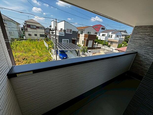 風の通り道。舞い込んでくる風が優しく躍り、室内に爽やかな空気を運んでくる。そこに季節の息吹を感じて、いまがどんな季節なのかを実感する。（2025.8.31撮影）