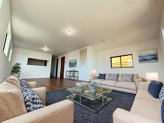 リビング（配置してある家具はCGによるイメージです）ゆったり23帖超の広々リビング。明るさと風が入る窓配置が安らげる空間を演出します。