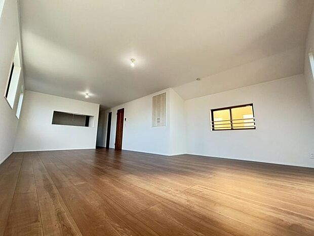 ゆったり23帖超の広々リビング。明るさと風が入る窓配置が安らげる空間を演出します。