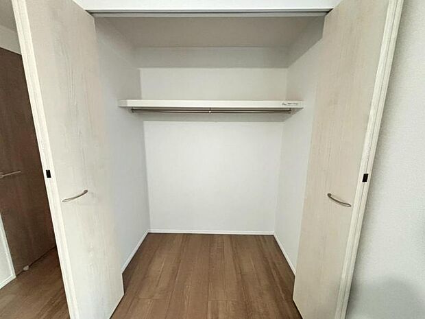 クローゼットには棚やハンガーパイプが付いており、スーツや上着などがスッキリ収納可能です。