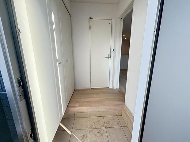 雑多な玄関でなくスッキリ空間としての家の顔にできるよう設計しました。