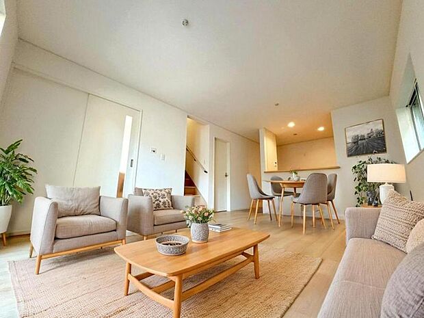 リビング(配置してある家具はCGによるイメージです)くつろげるリビングは話に夢中になりすぎて、ついつい時間を忘れてしまう。そんな束の間の幸せを感じさせてくれる場所です。