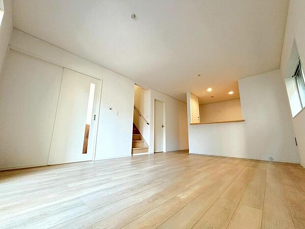 くつろげるリビングは話に夢中になりすぎて、ついつい時間を忘れてしまう。そんな束の間の幸せを感じさせてくれる場所です。