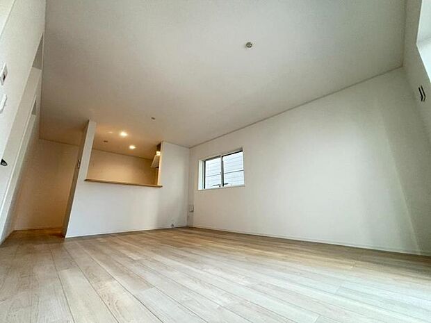 ゆったりとしたリビングです。明るさと風が入る窓配置が安らげる空間を演出します。