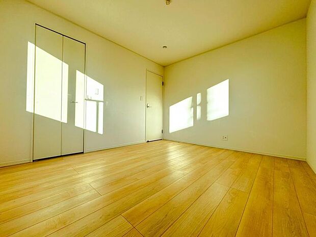 大きな窓からたっぷりと陽光が注がれる明るい空間。日々の疲れを癒してくれる主寝室。