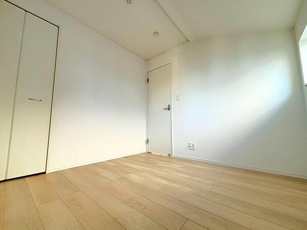 窓からたっぷりと陽光が注がれる、明るく快適なプライベート空間となっています。