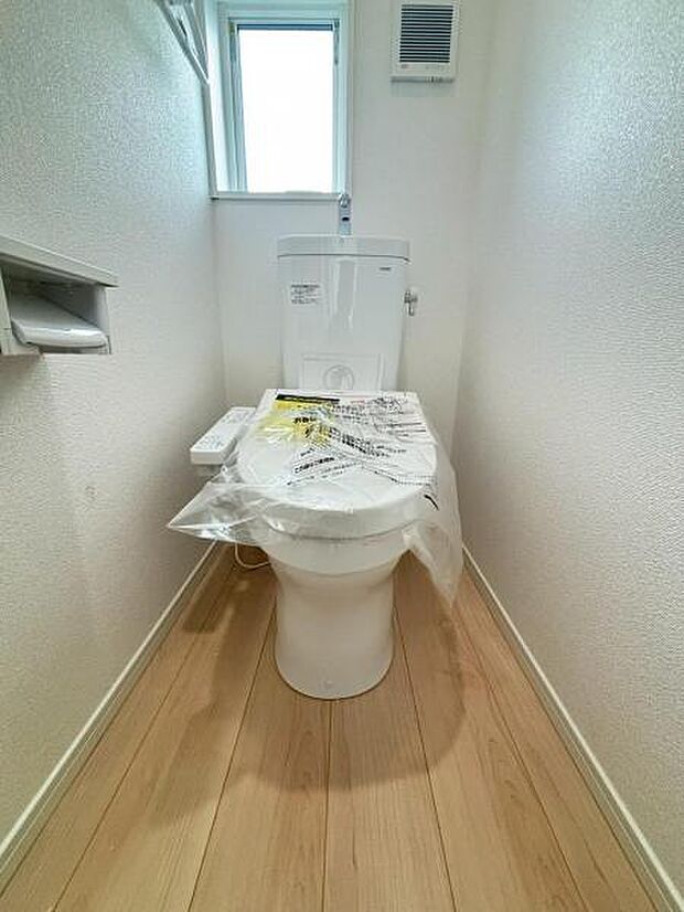 ウォシュレット付きのトイレ。落ち着いた空間で安らぎのひとときをお過ごしいただけます。