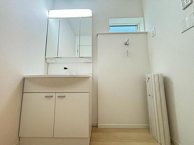 清潔感と機能性を備え、一日の始まりと終わりを心地よく演出してくれるパウダールームです。