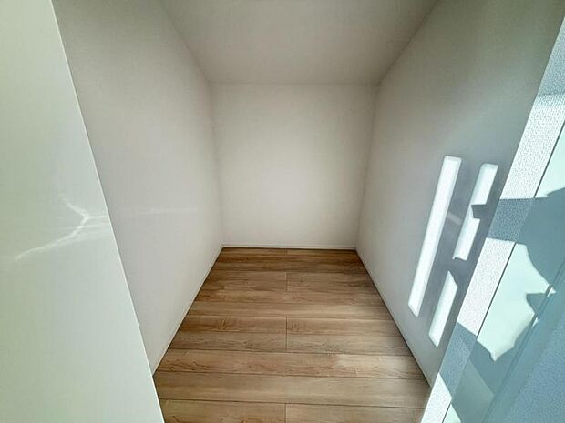 ウォークインクローゼットには普段使わない季節用品やトランクなど、大きなものもラクラク収納できます。