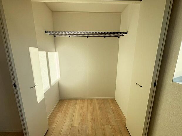 各居室にクローゼットがあり、洋服ダンスなどを置く必要がないのでお部屋を広く使えます。