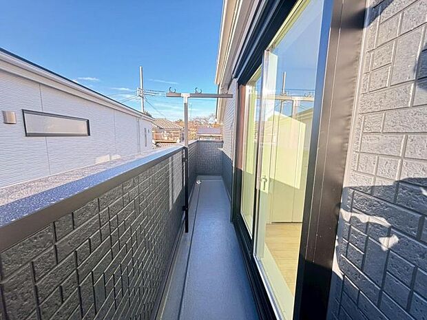 陽の光に照らされるバルコニーを、爽やかな涼風が吹き抜けていきます。