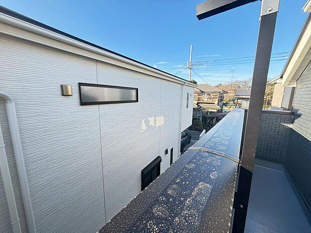 風の通り道。舞い込んでくる風が優しく躍り、室内に爽やかな空気を運んできます。